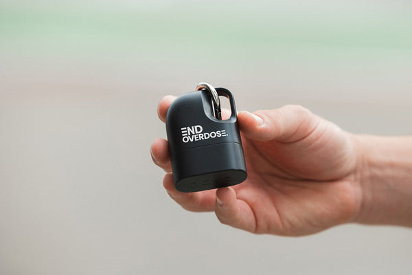 Hands separating Nove case